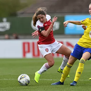 Determination Clash: Van de Donk vs. Folils - A Battle of Will and Skill on the Arsenal Women's Football Pitch