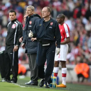 El Dr Ian Beasley y el entrenador de Arsenal, Arsène Wenger