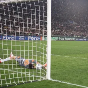 Dramatic Penalty by Theo Walcott: Arsenal Edge Past Roma in Champions League