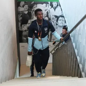 Eddie Nketiah Arrives at Kybunpark Ahead of FC Zurich vs. Arsenal Europa League Clash