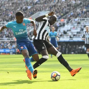 Eddie Nketiah Closes In on Mohamed Diame in Intense Newcastle United vs. Arsenal Clash