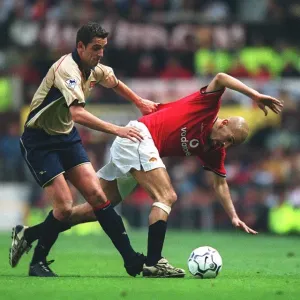Edu de Arsenal y Juan Sebastián Verón del Manchester United