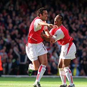 Edu celebrates scoring Arsenals 1st goal from a free kick with Ashley Cole