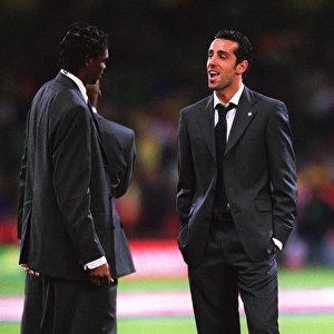 Edu and Kanu (Arsenal) chat before the match. Arsenal 1: 0 Southampton. The F
