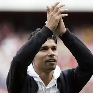 Eduardo (Arsenal) claps the fans