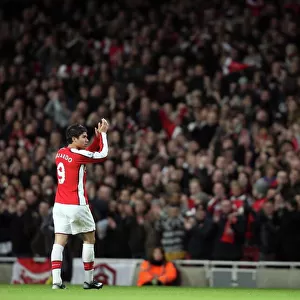 Eduardo (Arsenal) claps the fans as his is substituted
