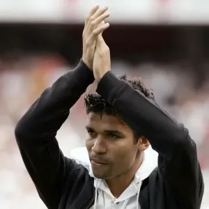 Eduardo (Arsenal) claps tha Arsenal fans