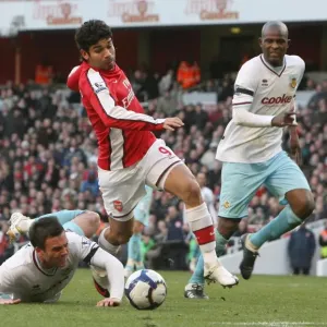 Eduardo (Arsenal) Daniel Fox and Leon Cort (Burnley). Arsenal 3: 1 Burnley Eduardo (Arsenal) Daniel Fox and Leon Cort (Burnley). Arsenal 3: 1 Burnley
