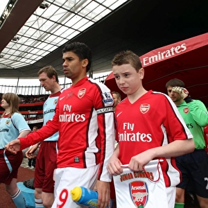Eduardo (Arsenal) leads the team out