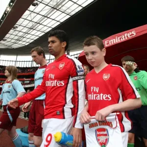 Eduardo (Arsenal) leads the team out