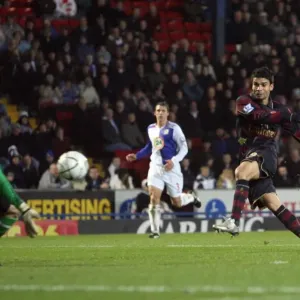Eduardo scores Arsenals 2nd goal past Brad Friedel (Blackburn)