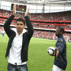 Eduardo waves to the Arsenal fans