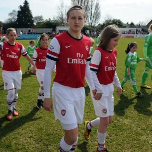 Ellen White (Arsenal) with a mascot before the match. Arsenal Ladies 0: 2 Wolfsburg