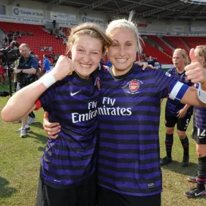Ella White e Stephanie Houghton (Arsenal) dopo il match. La squadra di donne dell'arsenal vince per 3 a zero contro l'Accademia di Bristol Ella White e Stephanie Houghton (Arsenal) dopo il match. La squadra di donne dell'arsenal vince per 3 a zero contro l'Accademia di Bristol
