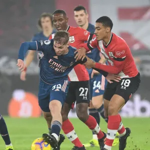 Emile Smith Rowe Clashes with Southampton Duo in Empty St. Mary's Stadium - Arsenal vs Southampton, Premier League 2021