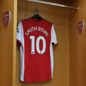 Emile Smith Rowe's Arsenal Jersey in Arsenal Changing Room Ahead of Arsenal vs. Tottenham (2021-22 Premier League) Emile Smith Rowe's Arsenal Jersey in Arsenal Changing Room Ahead of Arsenal vs. Tottenham (2021-22 Premier League)