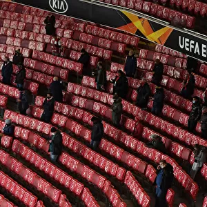 Empty Emirates: Arsenal Fans Watch Team Warm-Up during Closed-Doors Europa League Match vs Rapid Wien (December 2020)