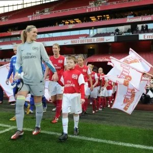 Emma Byrne (Arsenal Ladies) with the mascot. Arsenal Ladies 3: 1 Chelsea Ladies