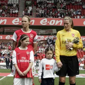 Emma Byrne et Faye White avec les mascottes Emma Byrne et Faye White avec les mascottes