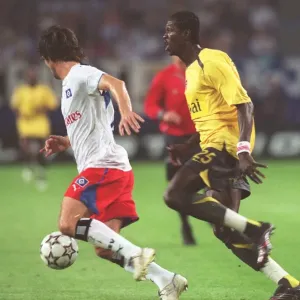 Emmanual Adebayor (Arsenal) Raphael Wicky (Hamburg)