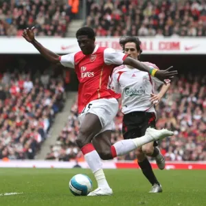 Emmanuel Adebayor (Arsenal) crosses the ball