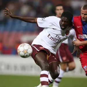 Emmanuel Adebayor (Arsenal) Eugen Baciu (Steaua) Emmanuel Adebayor (Arsenal) Eugen Baciu (Steaua)