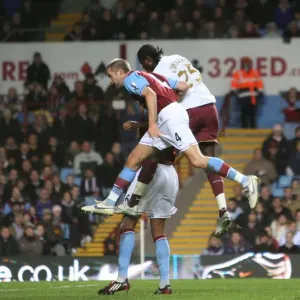 Emmanuel Adebayor beats Olof Mellberg to score the 2nd Arsenal goal