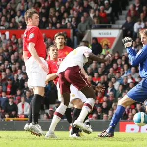 Emmanuel Adebayor heads past Manchester United goalkeeper Edwin van der Sar to score the Arsenal goal. Manchester United 2: 1 Arsenal, Barclays Premier League, Old Trafford, Manchester, 13 / 4 / 2008. Credit : Stuart MacFarlane / Arsenal Emmanuel Adebayor heads past Manchester United goalkeeper Edwin van der Sar to score the Arsenal goal. Manchester United 2: 1 Arsenal, Barclays Premier League, Old Trafford, Manchester, 13 / 4 / 2008. Credit : Stuart MacFarlane / Arsenal