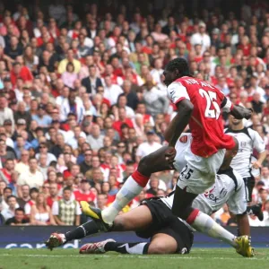 Emmanuel Adebayor shoots past Fulham goalkeeper Antti Niemi to score the 2nd Arsenal goal