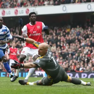 Emmanuel Adebayor shoots past Reading goalkeeper Marcus Hahnemann to score the 1st Arsenal goal