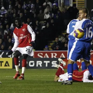 Emmanuel Adebayor shoots past Reading goalkeeper Marcus Hahnemann to score the 2nd Arsenal goal Emmanuel Adebayor shoots past Reading goalkeeper Marcus Hahnemann to score the 2nd Arsenal goal