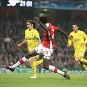 Emmanuel Adebayor shoots past Villarreal goalkeeper