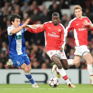 Emmanuel Eboue (Arsenal) Fucile (Porto). Arsenal 5: 0 FC Porto, UEFA Champions League First Knockout Round, Second Leg, Emirates Stadium, Arsenal Football Club, London, 9 / 3 / 2010. Credit : Stuart MacFarlane / Emmanuel Eboue (Arsenal) Fucile (Porto). Arsenal 5: 0 FC Porto, UEFA Champions League First Knockout Round, Second Leg, Emirates Stadium, Arsenal Football Club, London, 9 / 3 / 2010. Credit : Stuart MacFarlane /