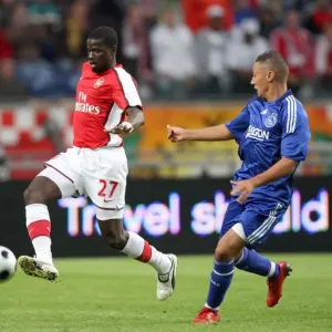 Emmanuel Eboue (Arsenal) Ismail Assati (Ajax) Emmanuel Eboue (Arsenal) Ismail Assati (Ajax)