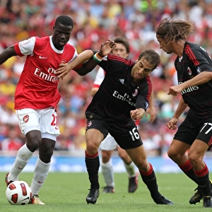 Emmanuel Eboue (Arsenal) Mathieu Flamini and Luca Antonini (Milan). Arsenal 1: 1 AC Milan