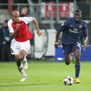 Emmanuel Eboue (Arsenal) Simon Poulsen (AZ Alkmaar) Emmanuel Eboue (Arsenal) Simon Poulsen (AZ Alkmaar)