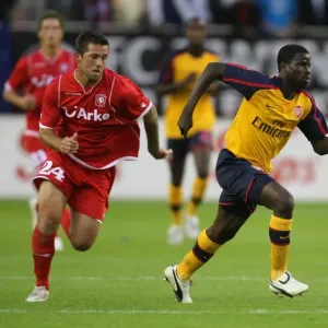 Émanuel Éboué (Arsenal) Théo Janssens (FC Twente) Émanuel Éboué (Arsenal) Théo Janssens (FC Twente)