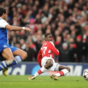 Emmanuel Eboue goes past Porto goalkeeper Helton to score the 4th Arsenal goal Emmanuel Eboue goes past Porto goalkeeper Helton to score the 4th Arsenal goal