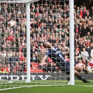 Emmanuel Eboue shoots past Andre Ooijer to score the 3rd Arsenal goal Emmanuel Eboue shoots past Andre Ooijer to score the 3rd Arsenal goal