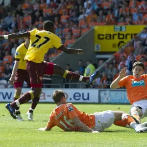 Emmanuel Eboue shoots past Blackpool goalkeeper Richard Kingson to score the 2nd Arsenal goal