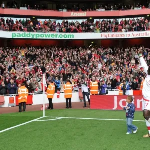 Emmanuel Eboue waves to the Arsenal fans after the match. Arsenal 4: 0 Fulham Emmanuel Eboue waves to the Arsenal fans after the match. Arsenal 4: 0 Fulham