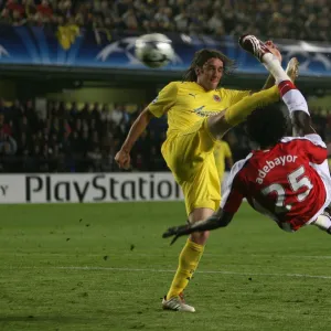 Emmauel Adebayor shoots past Villarreal goalkeeper