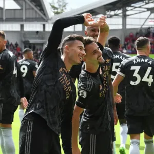 Fabio Vieira y Gabriel Martinelli celebran el tercer gol de Arsenal contra Brentford (2022-23)