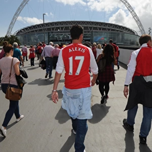 Fans walk to the stadium before the match. Arsenal 3: 0 Manchester City. FA Community Shield