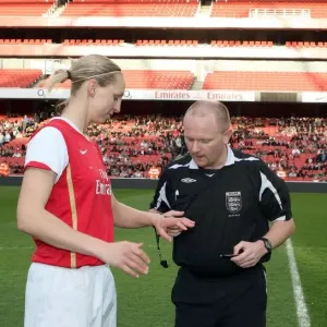 Faye White (Arsenal) y Casey Stoney (Chelsea) lanzan la moneda antes del partido