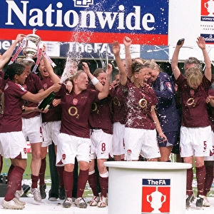 Faye White lifts the FA Cup Trophy for the Arsenal Ladies
