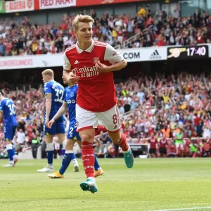 Five-Star Odegaard: Martin's Stunner Seals Thrilling Arsenal Victory over Everton (2021-22)