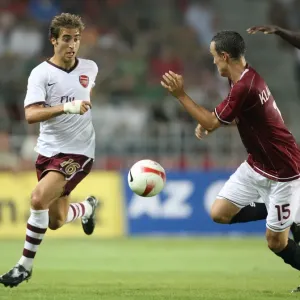 Flamini's Double: Arsenal Takes 2-0 Lead Over Sparta Prague in Champions League Qualifier