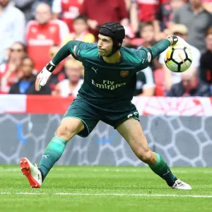 Focused Cech: Arsenal's Goalkeeper in FA Community Shield Clash Against Chelsea (2017-18) Focused Cech: Arsenal's Goalkeeper in FA Community Shield Clash Against Chelsea (2017-18)