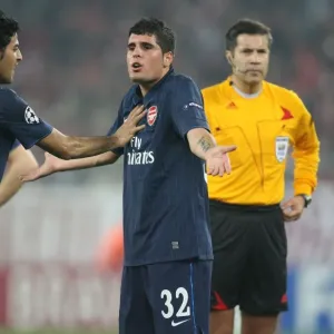 Fran Merida and Carlos Vela (Arsenal). Olympiacos 1: 0 Arsenal, UEFA Champions League Fran Merida and Carlos Vela (Arsenal). Olympiacos 1: 0 Arsenal, UEFA Champions League